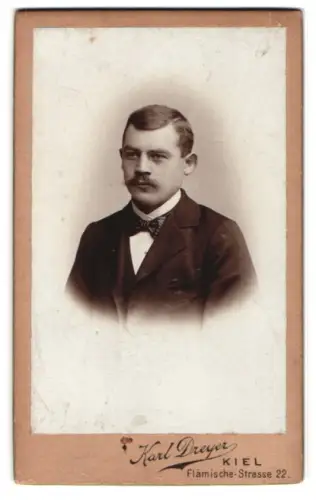 Fotografie Karl Dreyer, Kiel, Flämische-Strasse 22, Porträt eines eleganten Herrn