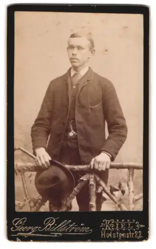 Fotografie Georg Bildström, Kiel, Holstenstrasse 22, Porträt eines Mannes mit Hut