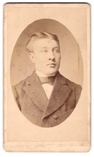 Fotografie H. Mehlert, Itzehoe, Porträt eines jungen Mannes in Anzug