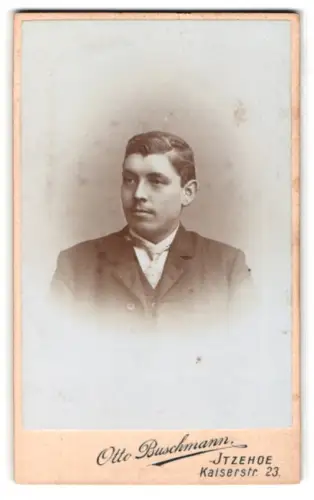 Fotografie Otto Buschmann, Itzehoe, Kaiserstrasse 23, Porträt eines jungen Mannes in Anzug