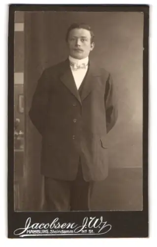 Fotografie J.W. Jacobsen, Hamburg, Steindamm 51, Portrait eines jungen Mannes