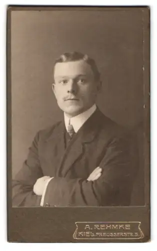 Fotografie A. Rehmke, Kiel, Preusserstr. 5, Porträt eines eleganten Herrn
