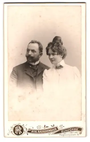 Fotografie Rob. Rauschenbach, Glauchau, Augustusst. 11, Elegantes Paar in eleganter Kleidung