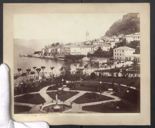 Fotografie unbekannter Fotograf, Ansicht Bellaggio, dall`Hotel Gran-Bettagna, Grossformat 29 x 24cm