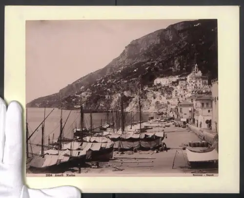 Fotografie G. Sommer, Napoli, Ansicht Amalfi, Blick auf die Marina, Hafenpartie mit Promenade, Grossformat 31 x 24cm