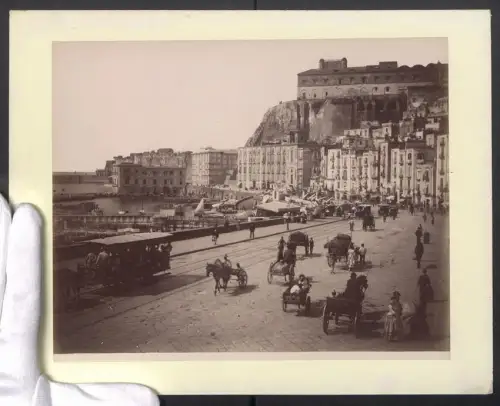 Fotografie unbekannter Fotograf, Ansicht Napoli, Pferdebahn am Hafen Lucia, geschäftliches Treiben, Grossformat 29 x 24cm