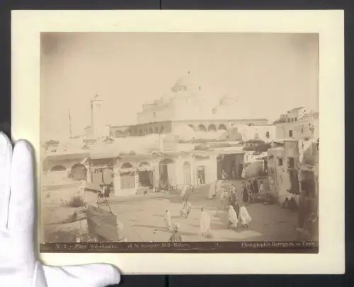 Fotografie Garrigues, Tunis, Ansicht Tunis, Place Bab-Souika et la mosquee Sidi-Mahres, Moschee, Tracht, 29 x 24cm