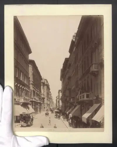 Fotografie unbekannter Fotograf, Ansicht Roma, Via del Corso mit Pferdekutschen, Grossformat 24 x 29cm