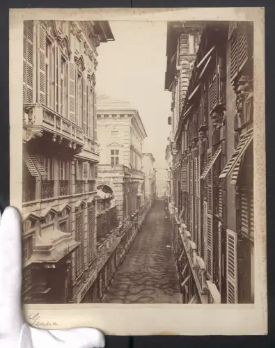 Fotografie unbekannter Fotograf, Ansicht Genua, Blick in die Via Nuova, Grossformat 24 x 31cm