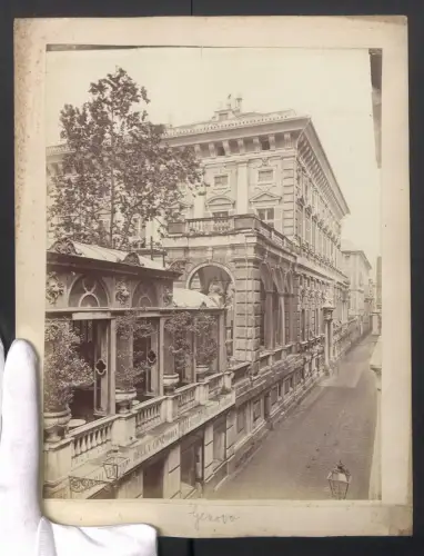 Fotografie unbekannter Fotograf, Ansicht Genova, Palazzo Tursi mit Strassenpartie, Grossformat 24 x 32cm