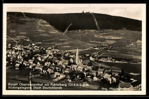 AK Oberwiesenthal /Sachsen, Ortsansicht mit Fichtelberg vom Flugzeug aus
