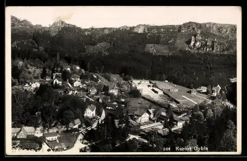AK Oybin, Totalansicht mit umliegenden Bergen