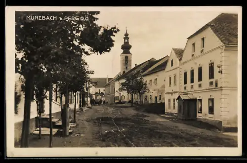 AK Münzbach b. Perg, Strassenpartie mit Kirche