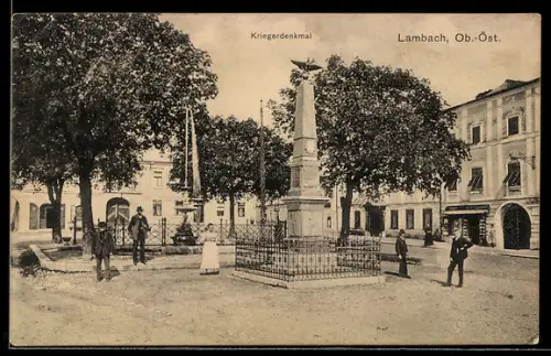 AK Lambach /Ob. Öst., Am Kriegerdenkmal, Panorama mit Geschäftshaus