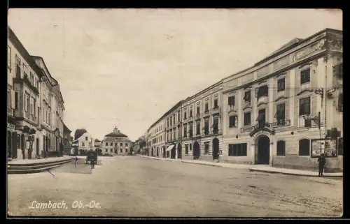 AK Lambach /Ob. Öst., Marktplatz mit Gasthof-Caféhaus, Panorama