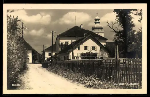 AK Krenglbach, Ortspartie mit Kirche, Häusern, Lattenzaun