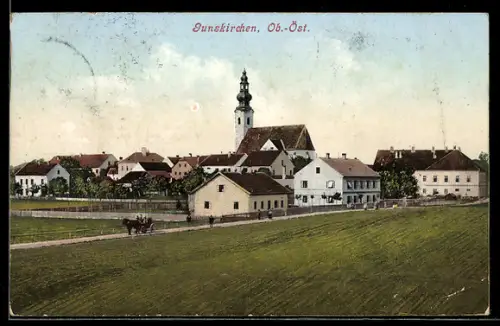 AK Gunskirchen /Ob.-Öst., Ortspanorama mit Landstrasse u. Kirche