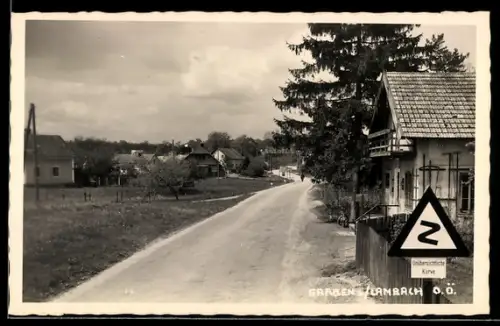 AK Graben bei Lambach, Landstrassenpartie mit Häusern