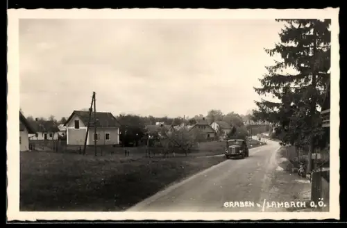 AK Edt bei Lambach, Graben b. Lambach, Strasse mit Häusern und Pkw