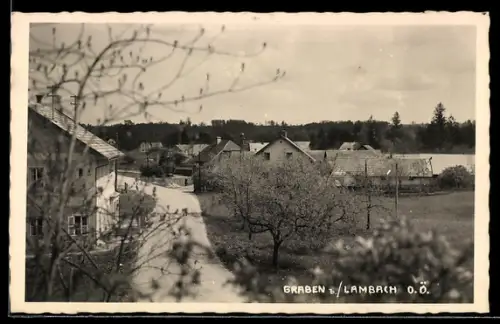 AK Edt bei Lambach, Graben, Teilansicht mit Strasse