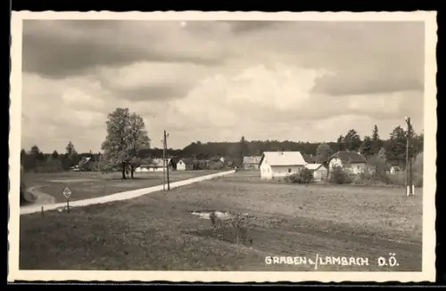 AK Edt bei Lambach, Graben bei Lambach, Ortspanorama mit Strasse und Feldern