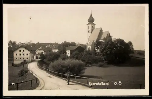 AK Eberstallzell /O.Ö., Ortspanorama mit Kirche und Strasse