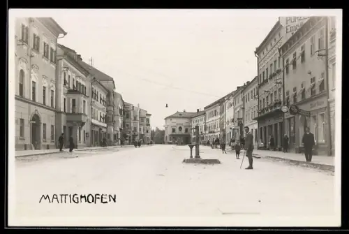 AK Mattighofen, Strasse mit Brunnen und Geschäften, Panorama