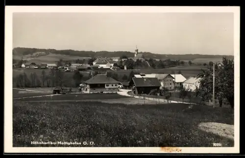 AK Höhnhart bei Mattighofen, Panorama mit Dorf und Kirche