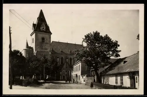 AK Gr. Engersdorf, Kirchenplatz mit Kirche und Pfarrhof