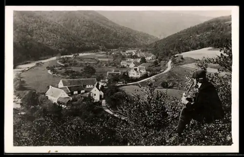 AK Altenburg /N. D., Steinegg, Panorama mit Ort, Fluss und Person im Vordergrund