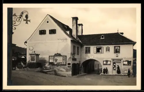 AK Zell bei Waidhofen a. d. Ybbs, Partie, Geschäftshaus mit Tordurchgang u. Denkmal