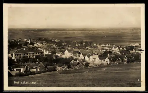 AK Hof am Leithagebirge, Panorama mit Ort und Kirche