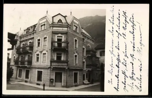 Foto-AK Hofgastein, Eckhaus mit Balkonen, Strassenansicht