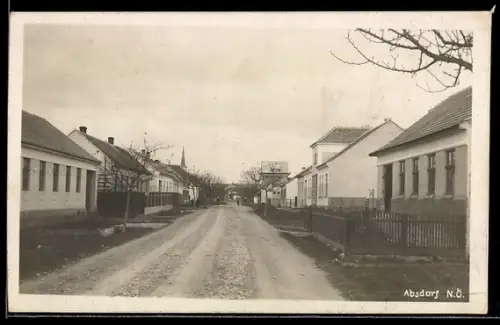 AK Absdorf /N.Ö., Dorfstrasse mit Häusern und Kirche