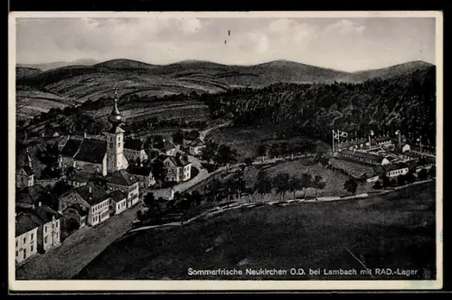 Künstler-AK Neukirchen bei Lambach, Ortsansicht mit Kirche und RAD-Lager aus der Vogelschau