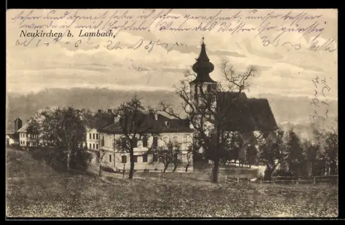 AK Neukirchen b. Lambach, Ortspanorama mit Kirche