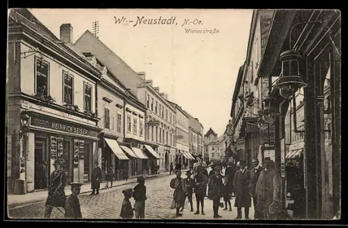 AK Wr. Neustadt /N.-Öe., Wienerstrasse mit Passanten