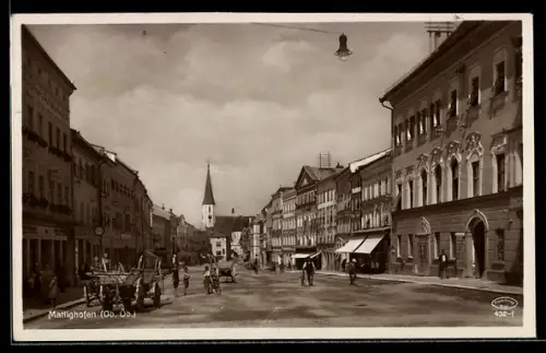 AK Mattighofen /Ob. Öst., Hauptstrasse mit Kirche
