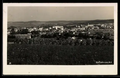 AK Hollabrunn /N.Ö., Panorama mit Kirche und umgebenden Feldern