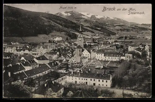 AK Bruck an der Mur, Panorama mit Kirche und Berg Mugel