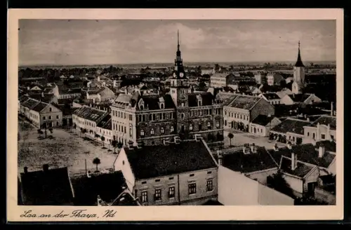 AK Laa an der Thaya, Panorama mit Rathaus und Kirche