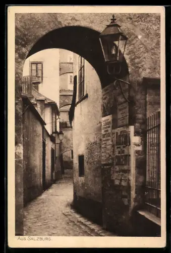 AK Salzburg, Gasse mit Torbogen und Laterne