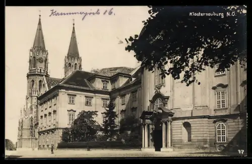 AK Klosterneuburg /N.Ö., Kirchenpartie im Ort