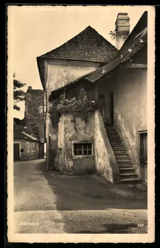 AK Dürnstein a. d. Donau, Gasse mit Häusern und Aussentreppe