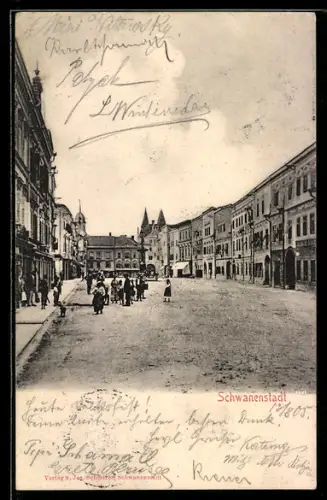 AK Schwanenstadt, Hauptplatz mit Passanten