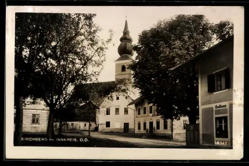 AK Kirchberg im Innkreis, Dorfplatz mit Gasthaus und Kirche