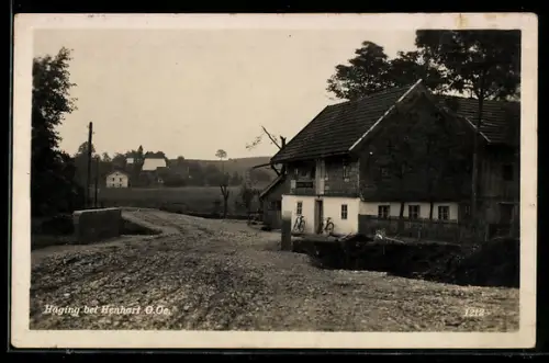 AK Höhnhart, Haging, Strassenpartie mit Bauernhaus