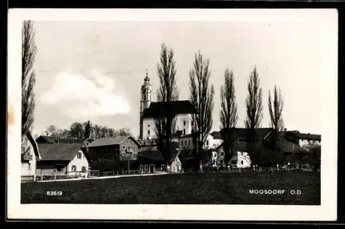AK Moosdorf /O.-D., Ortspartie mit Kirche