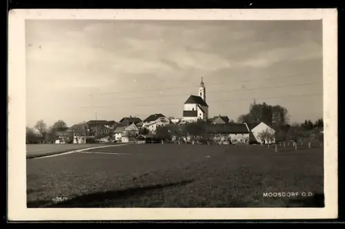 AK Moosdorf /O.-D., Ortspartie mit Kirche