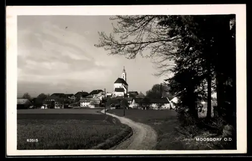 AK Moosdorf /O.-D., Strassenpartie mit Kirche